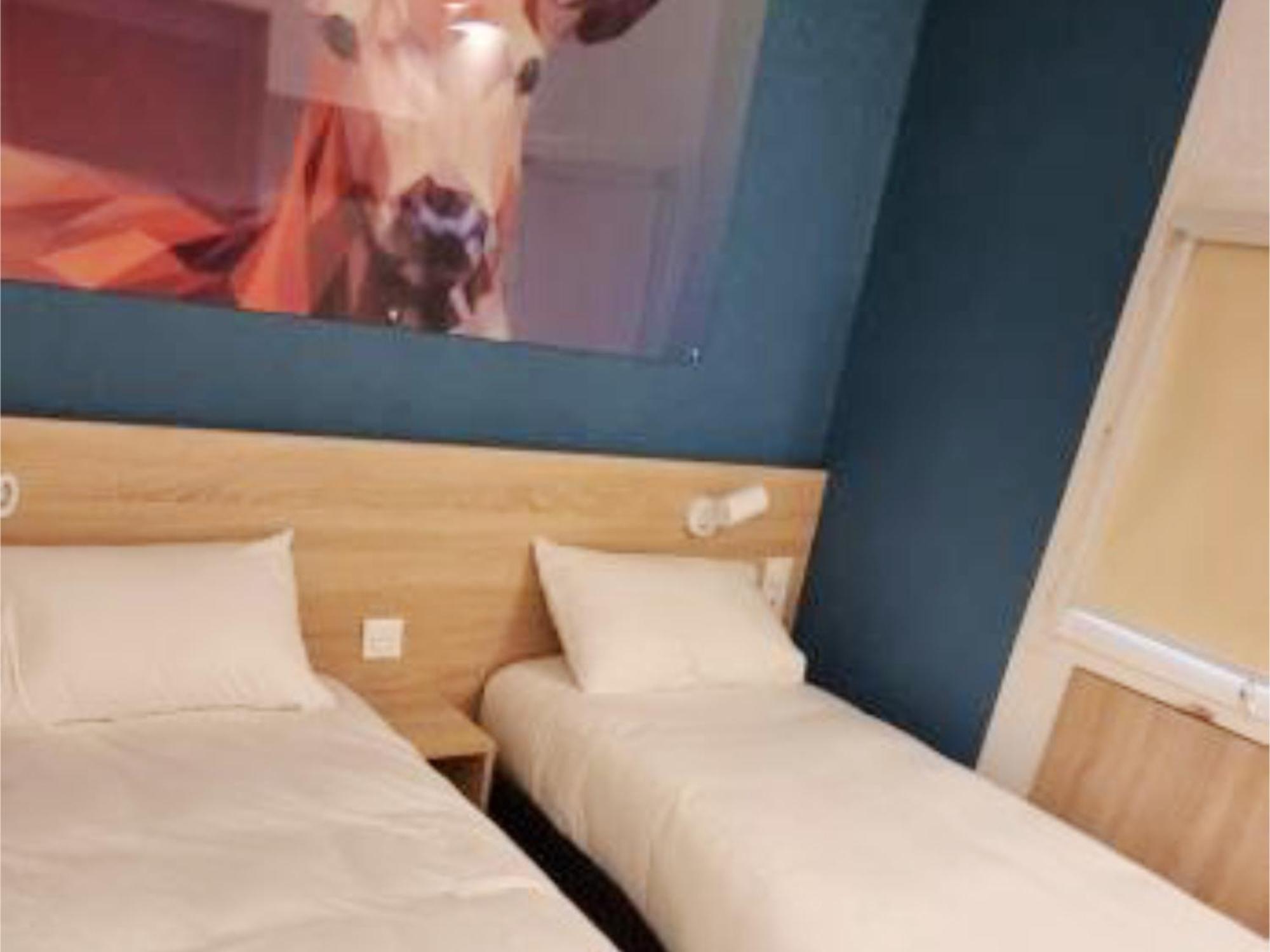 Twin Room 2 Simple Beds Wifi Air-Co Shower