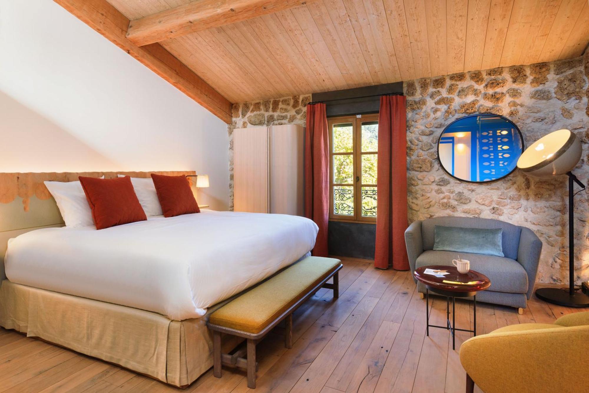 Deluxe Room (2 Adults + 1 Child),1549649839:JPEG