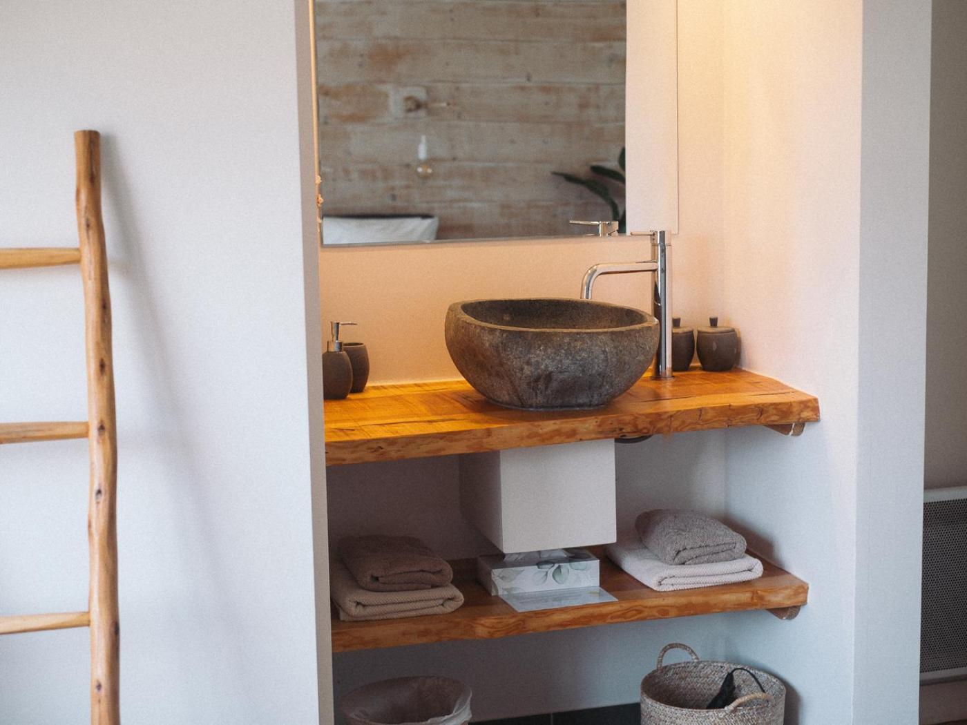 Habitación con cama grande