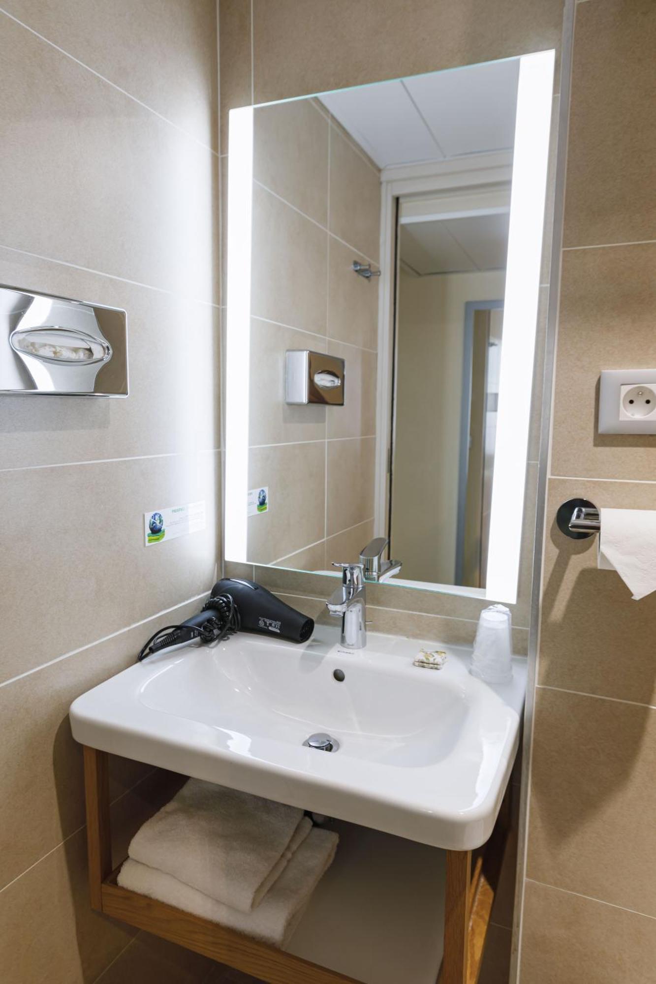 Air-conditioned Single Room