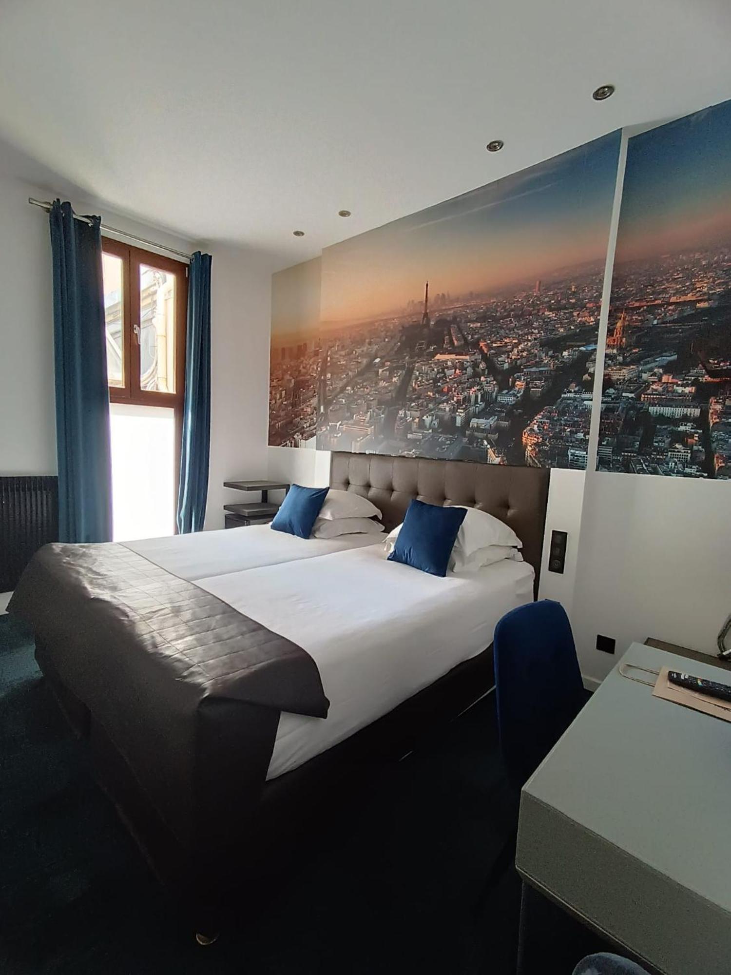 Superior double or twin street view or courtyard