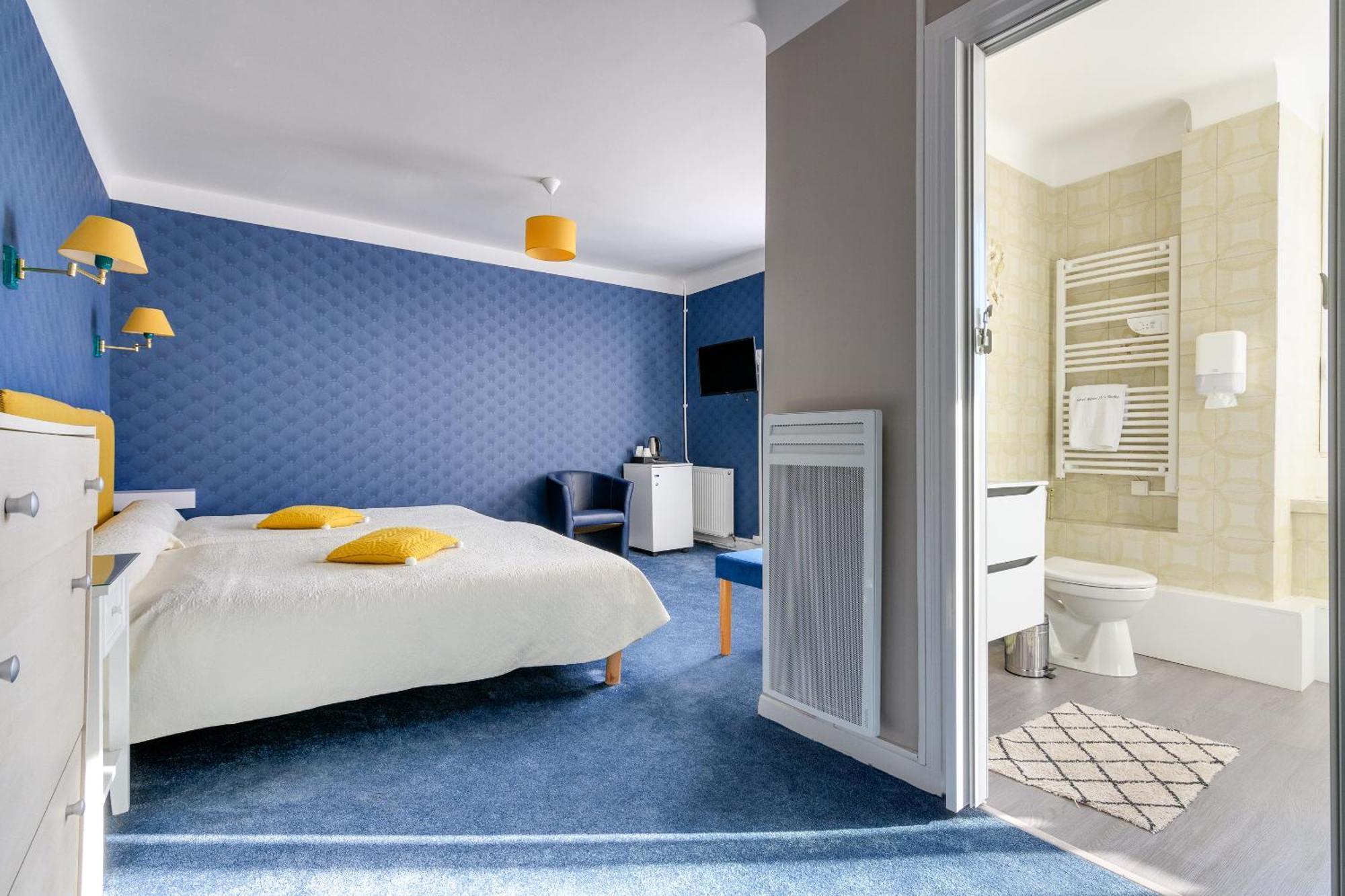 Twin Room,1559625616:JPEG