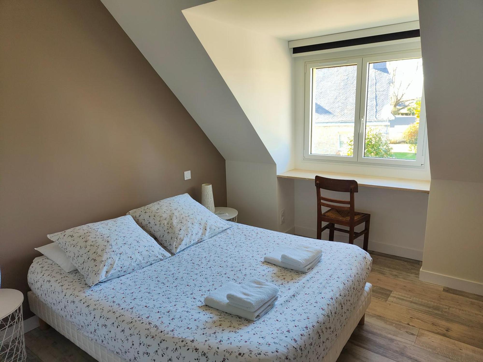 Chambre classique avec baignoire et douche sous mansarde