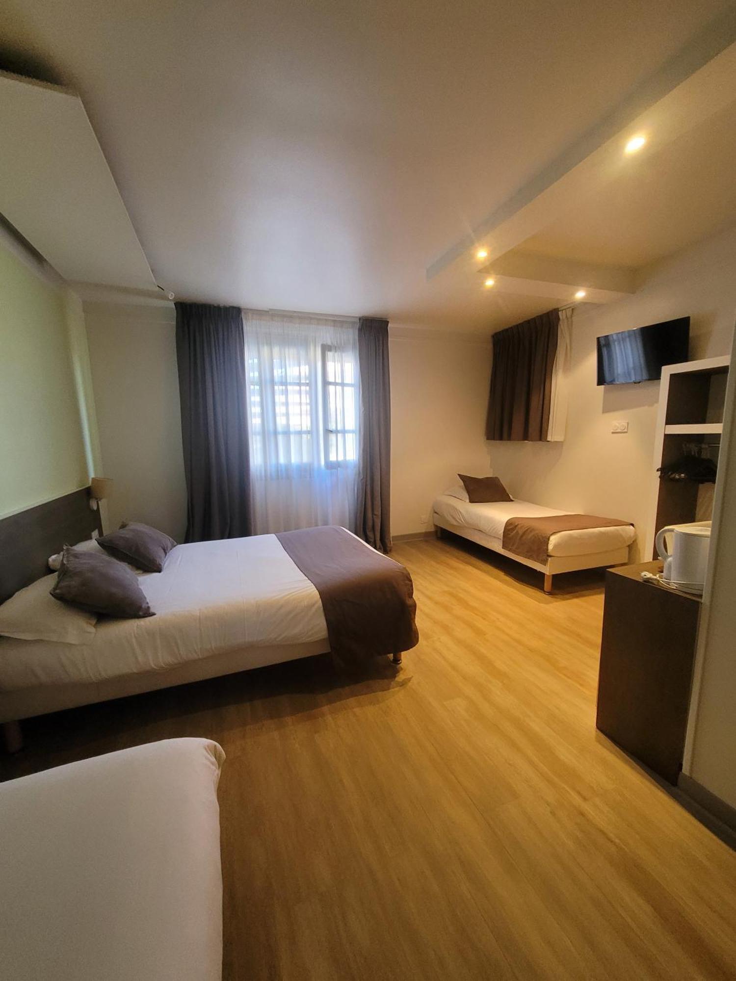 Comfort Quadruple Room 1 Double Bed 2 Single Beds