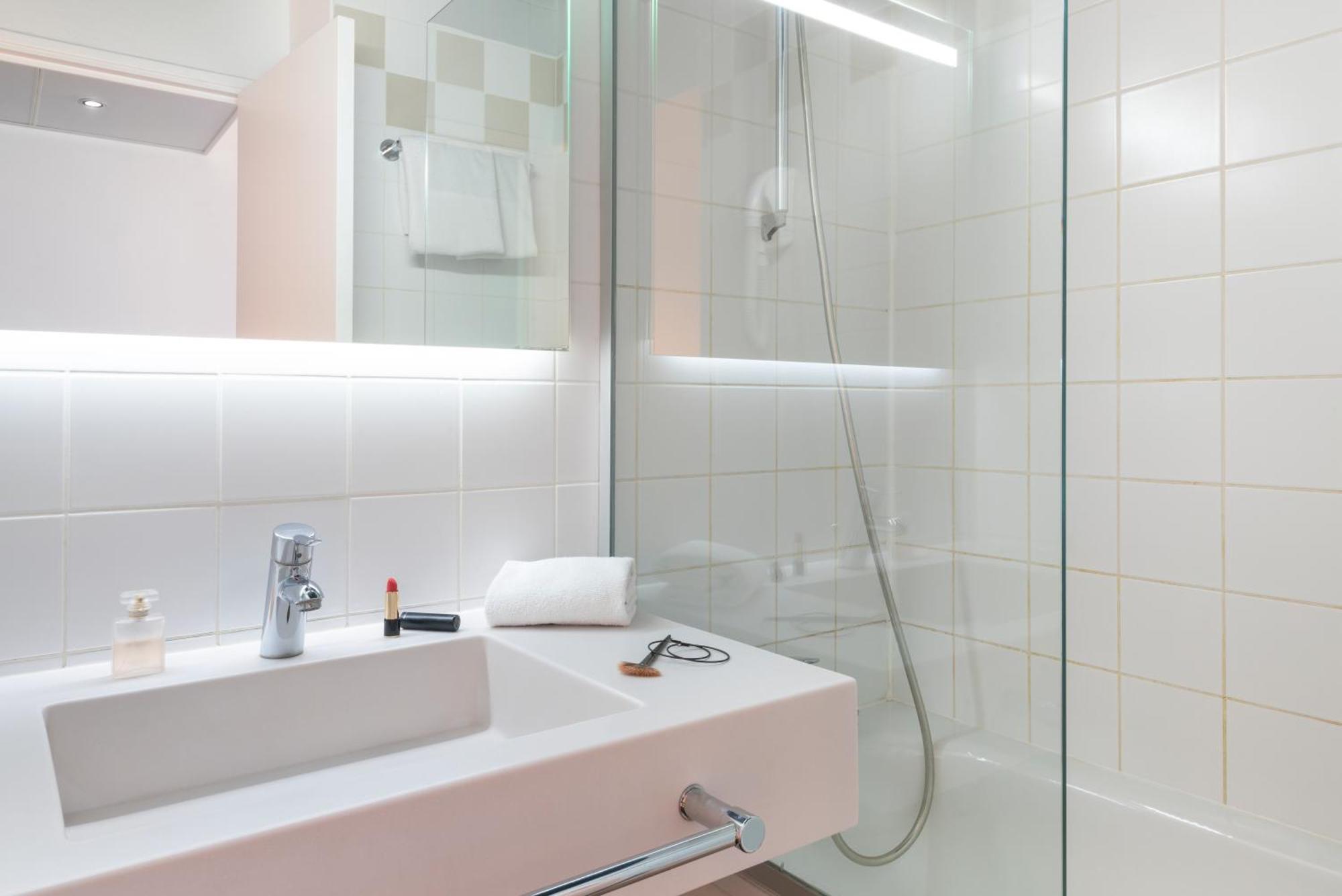 Standard Family Suite with One Double Bed and Twin Beds,1566921899:JPEG