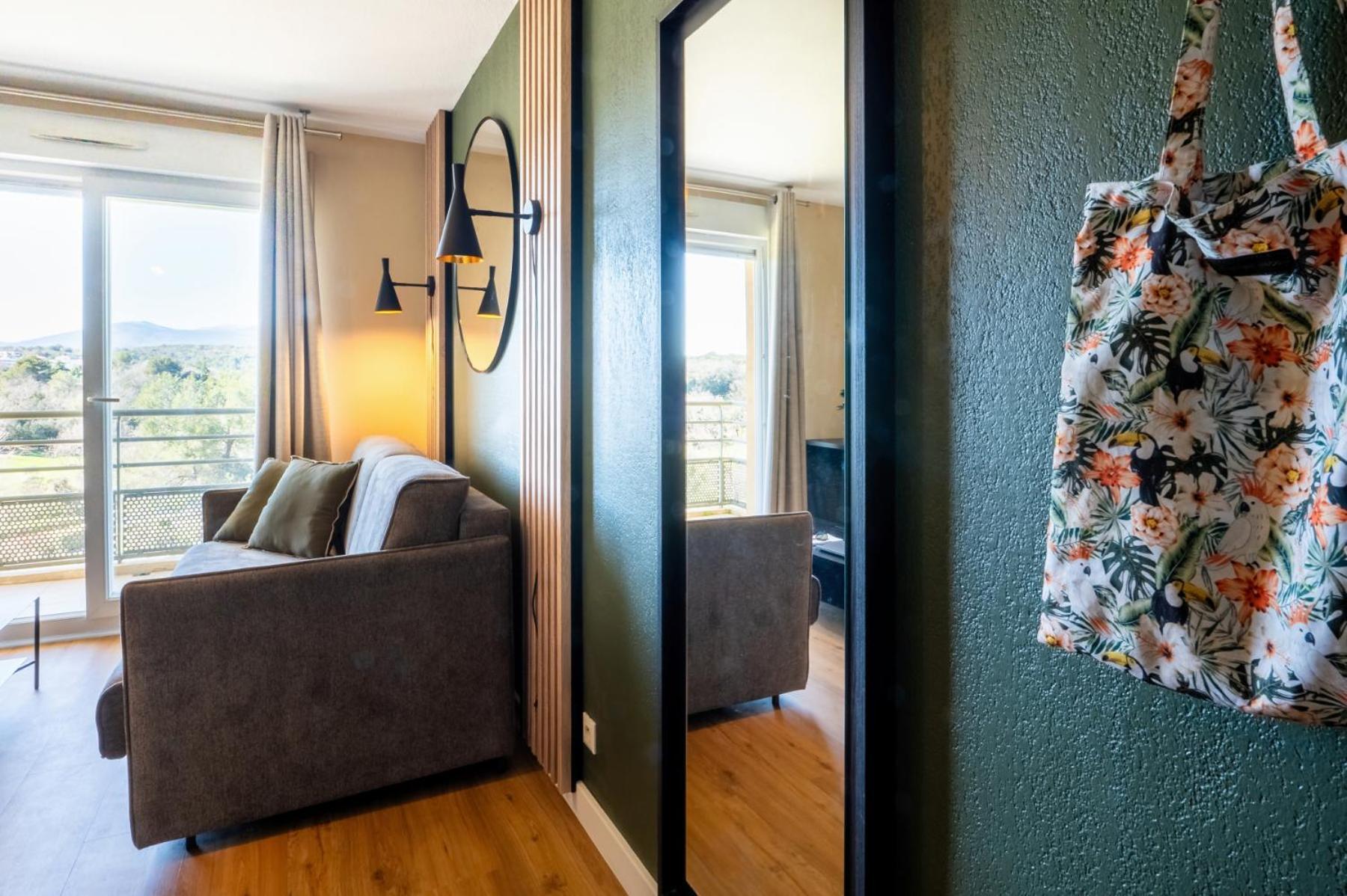 One-Bedroom Apartment Balcony,1571270930:JPEG