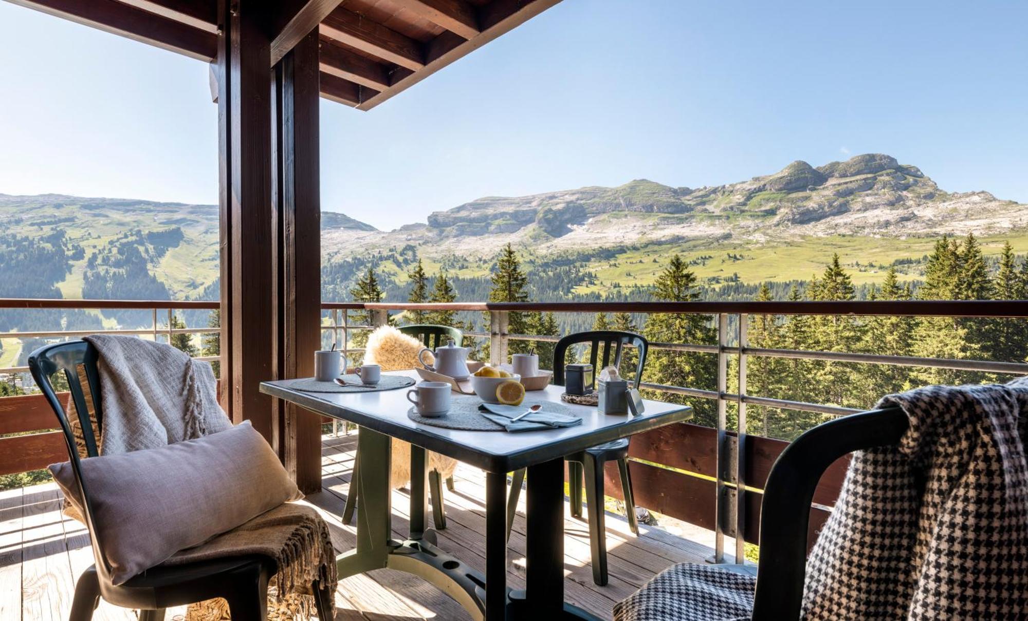 Four-Bedroom Apartment Balcony Mountain View