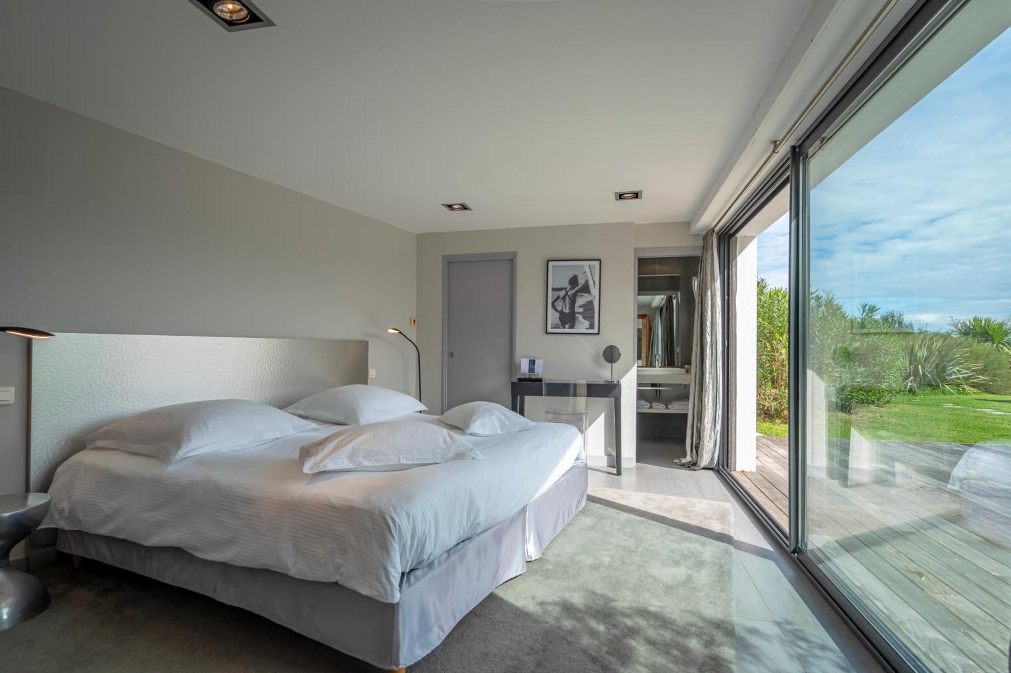Parlementia Room Pool view
