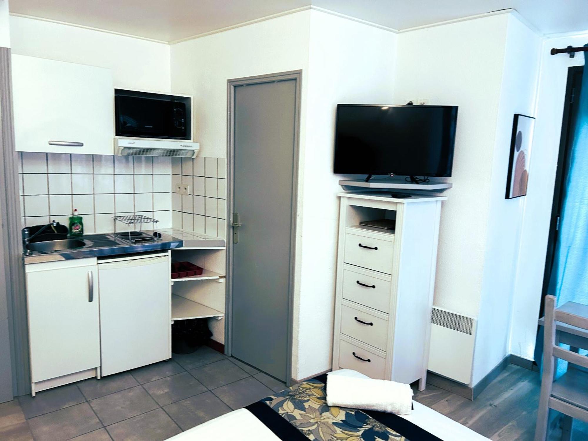 Studio with Lake View,1576711016:JPEG