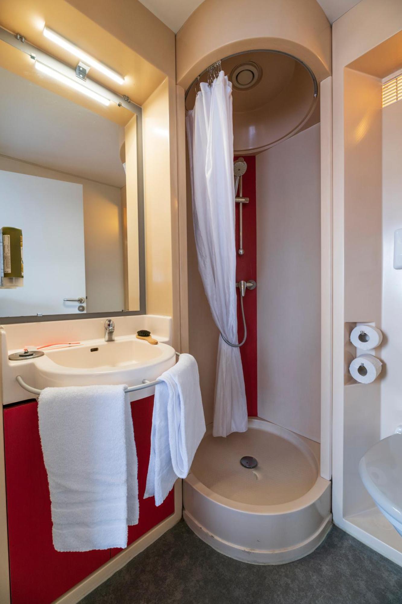 Zweibettzimmer mit eigenem Bad