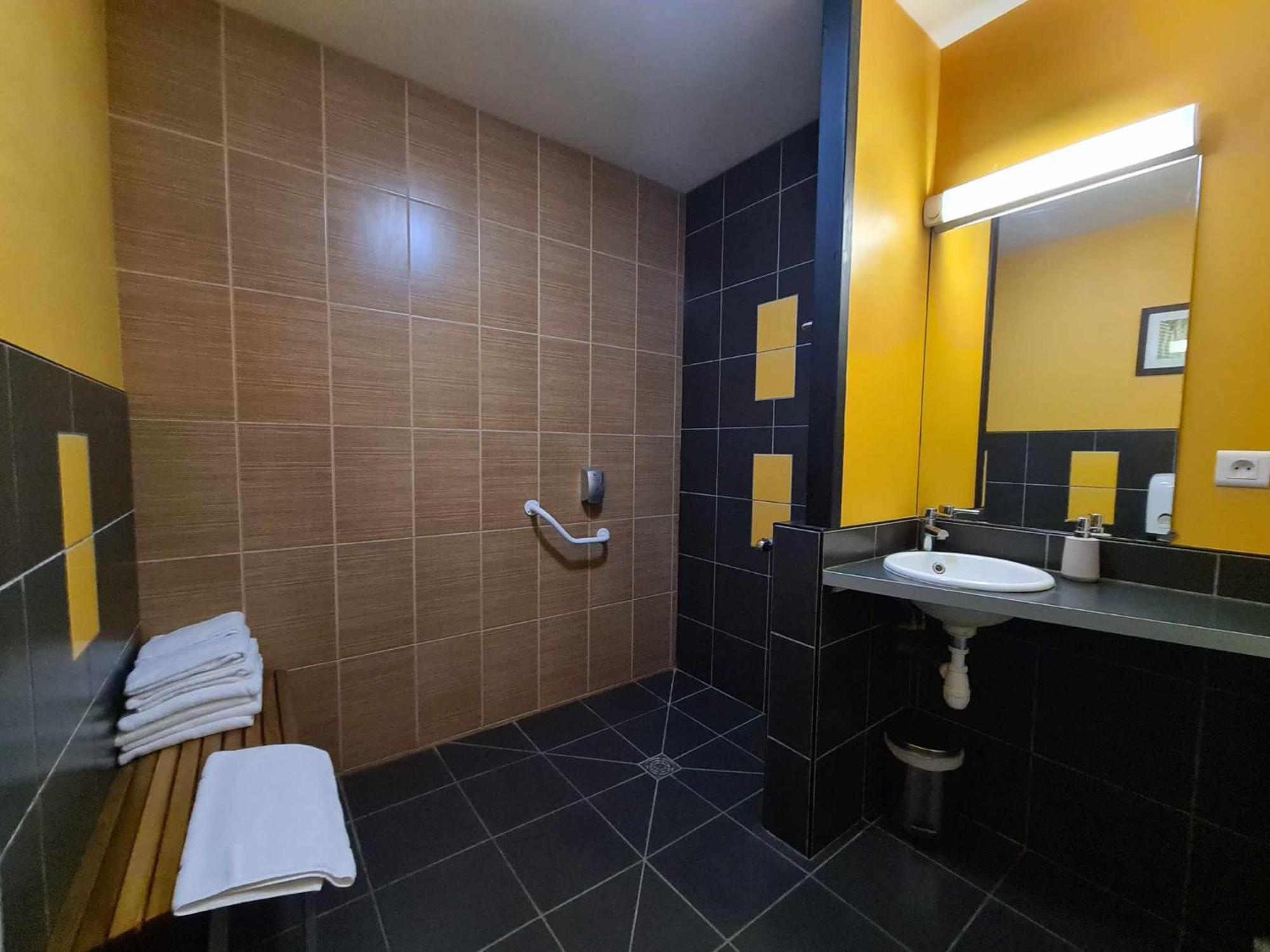 Chambre Familiale Adaptée aux Personnes à Mobilité Réduite