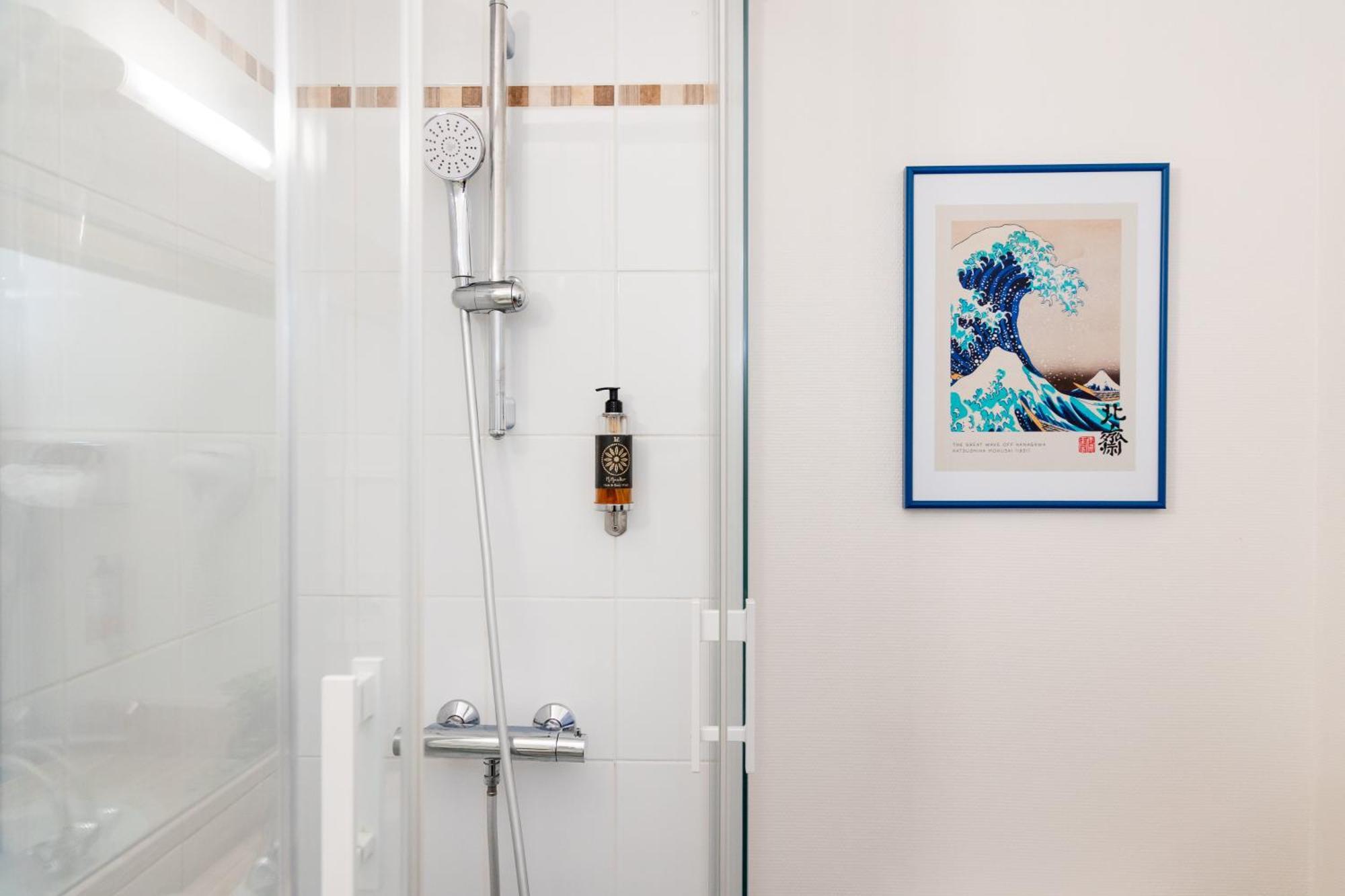 Classic Double Room Shower Skipper Building