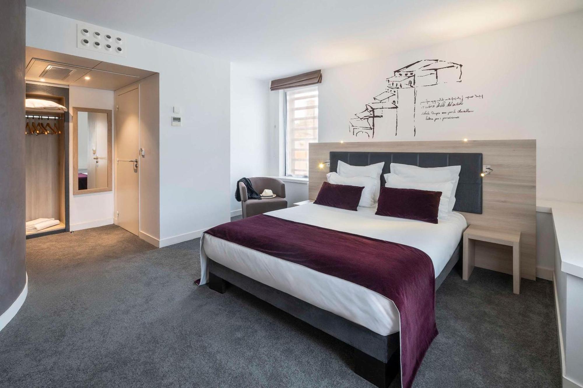 Standard Queen Room Street View
