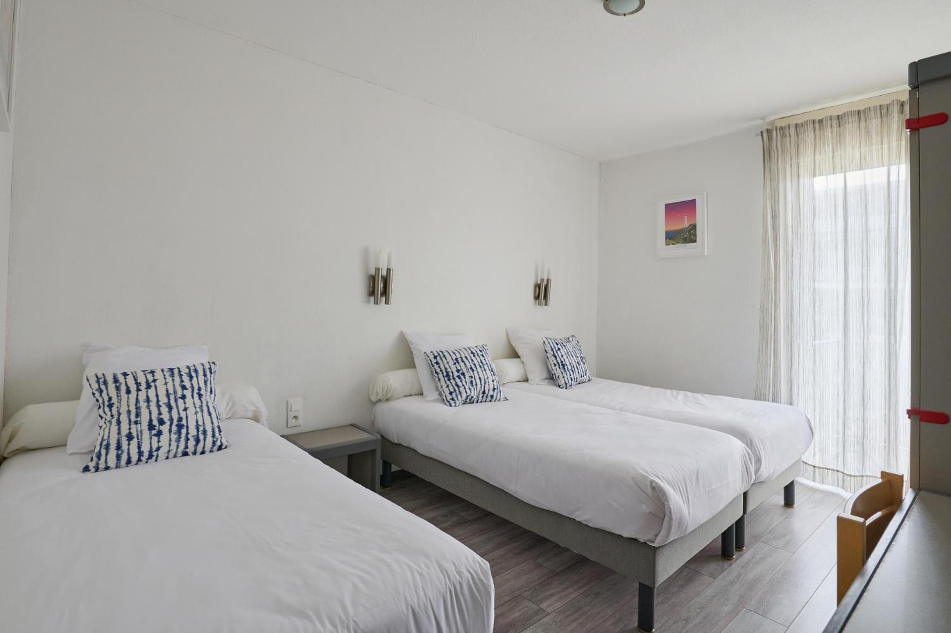 Comfort Triple Room with 3 Single Beds - Courtyard side,1592048902:JPEG