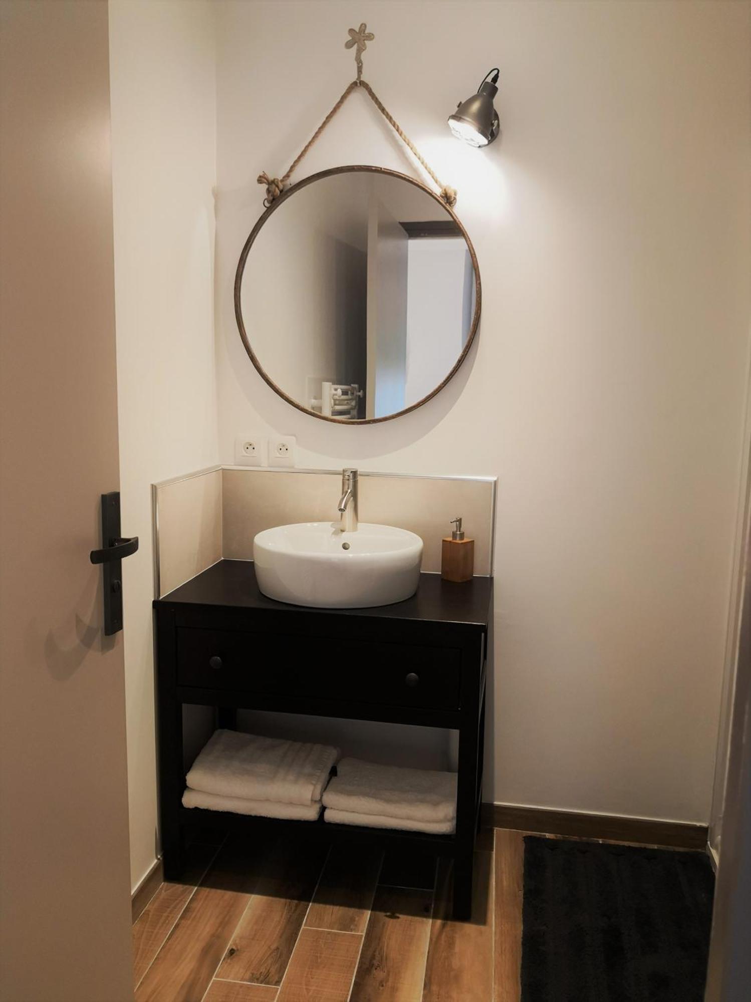 Tweepersoonskamer met 2 Aparte Bedden en Douche