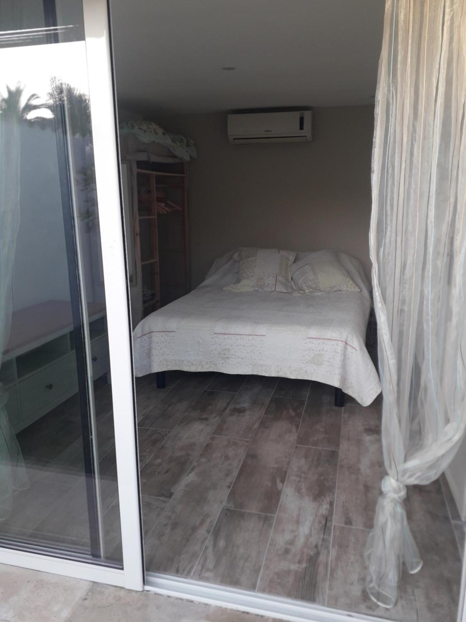 Chambre Lit Queen-Size - Vue sur Piscine