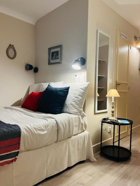 Economy small Double Room Semi Basement