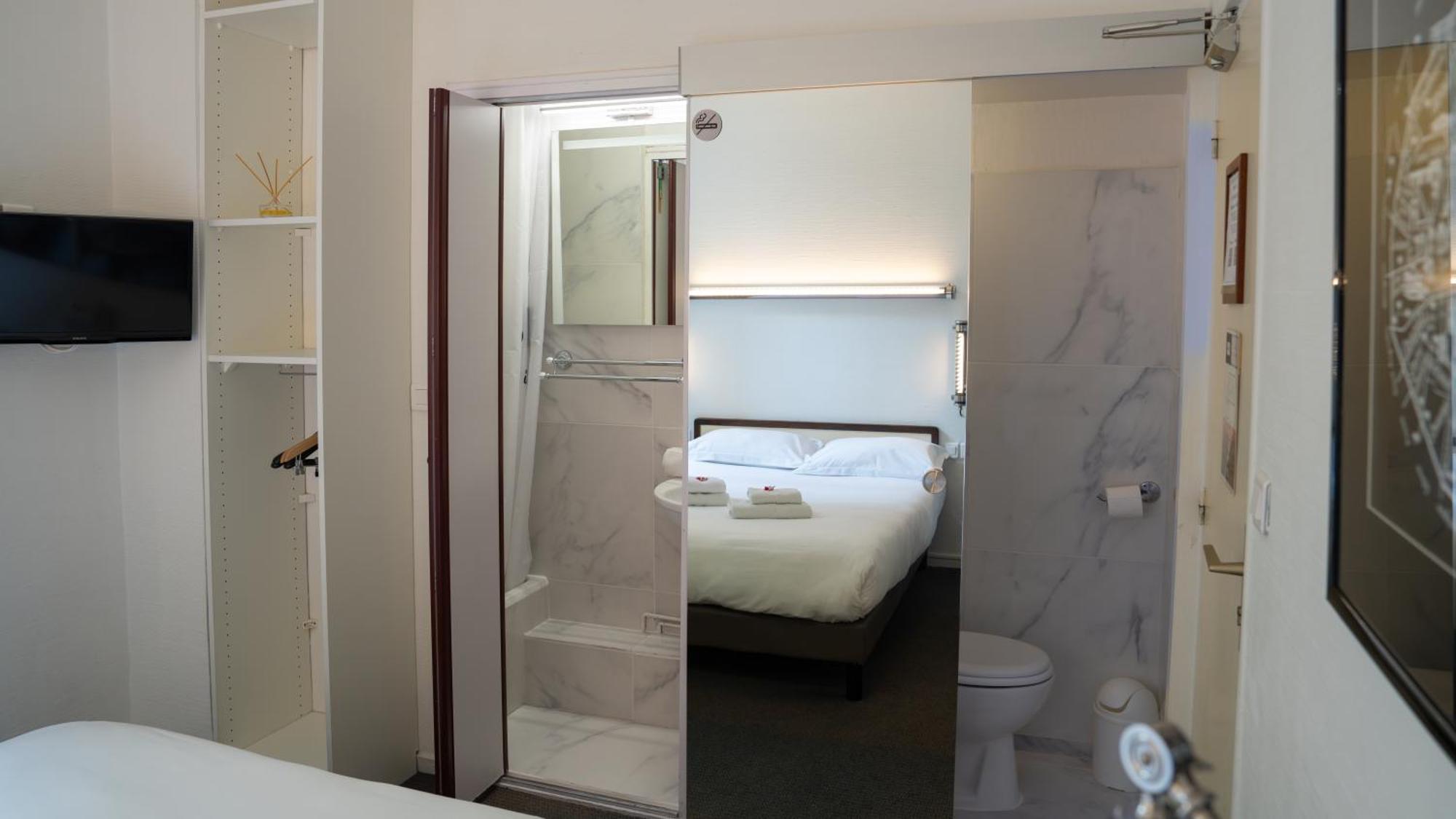 Double Room With Small Bathroom - Courtyard Side,1600215069:JPEG