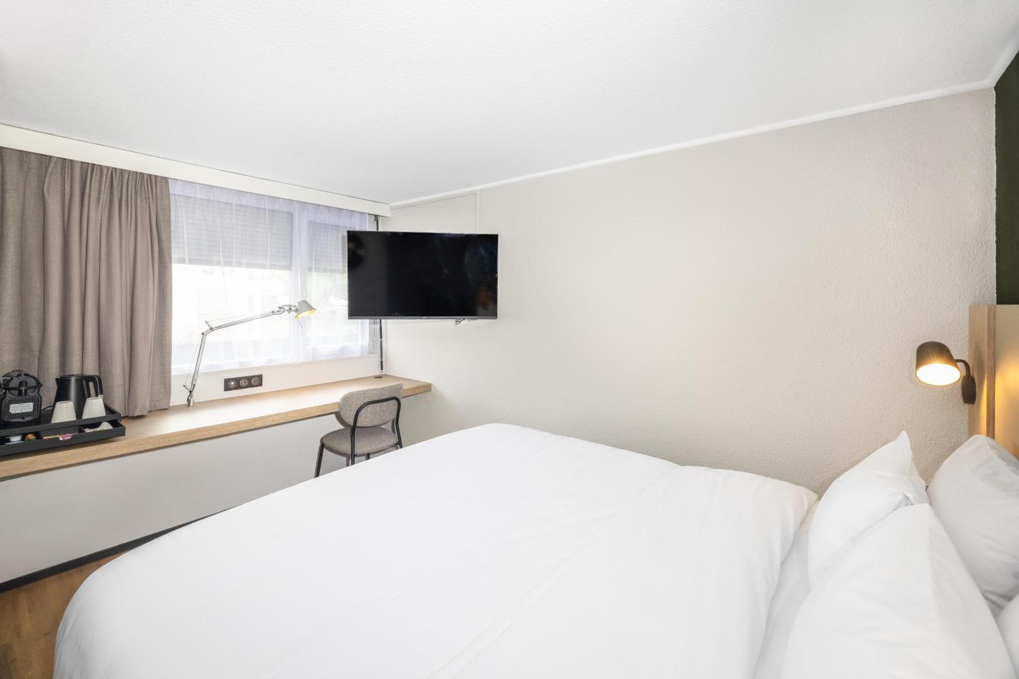 Standard Room 1 Queen Bed