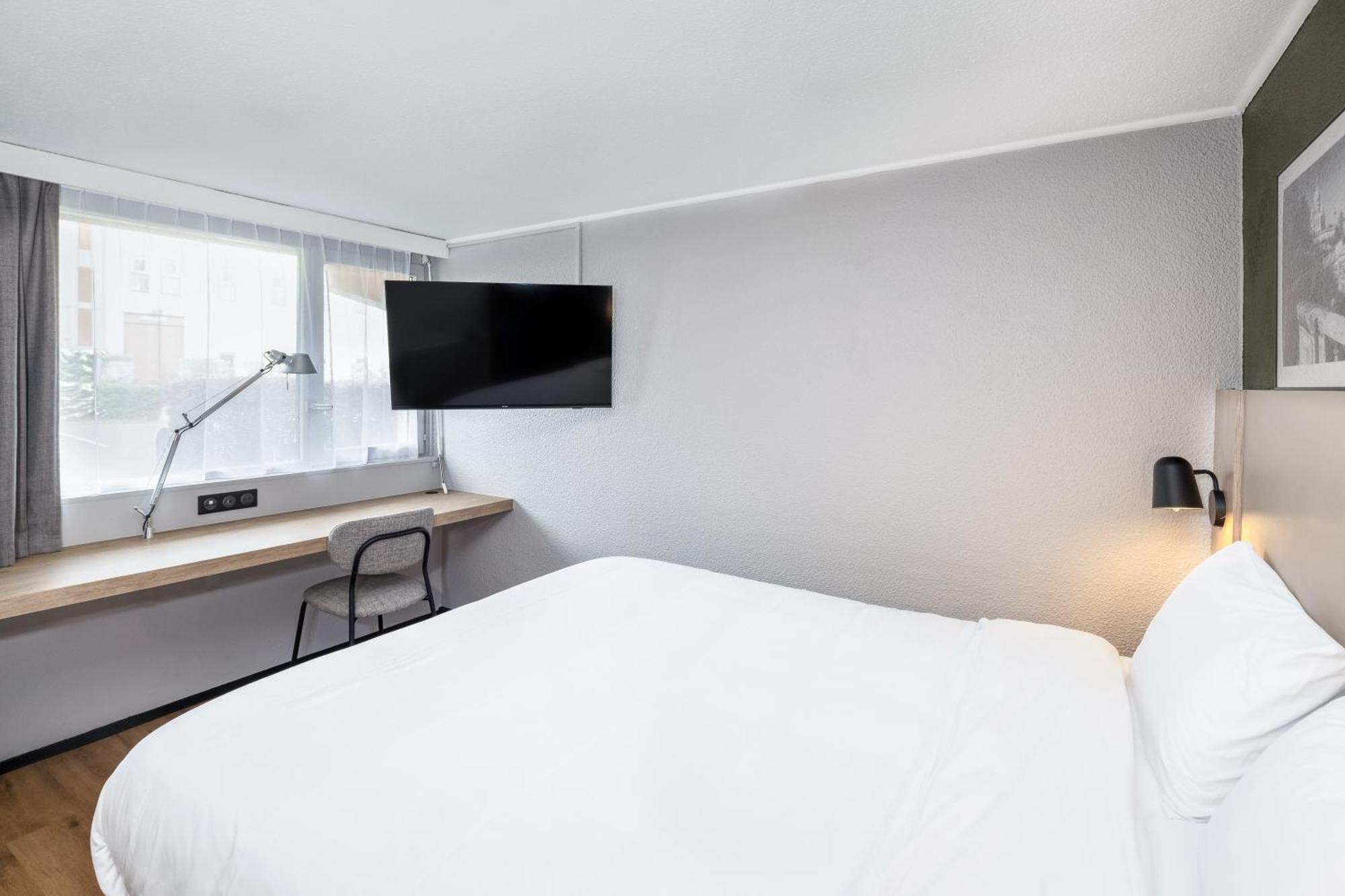 Standard Room 1 Queen Bed