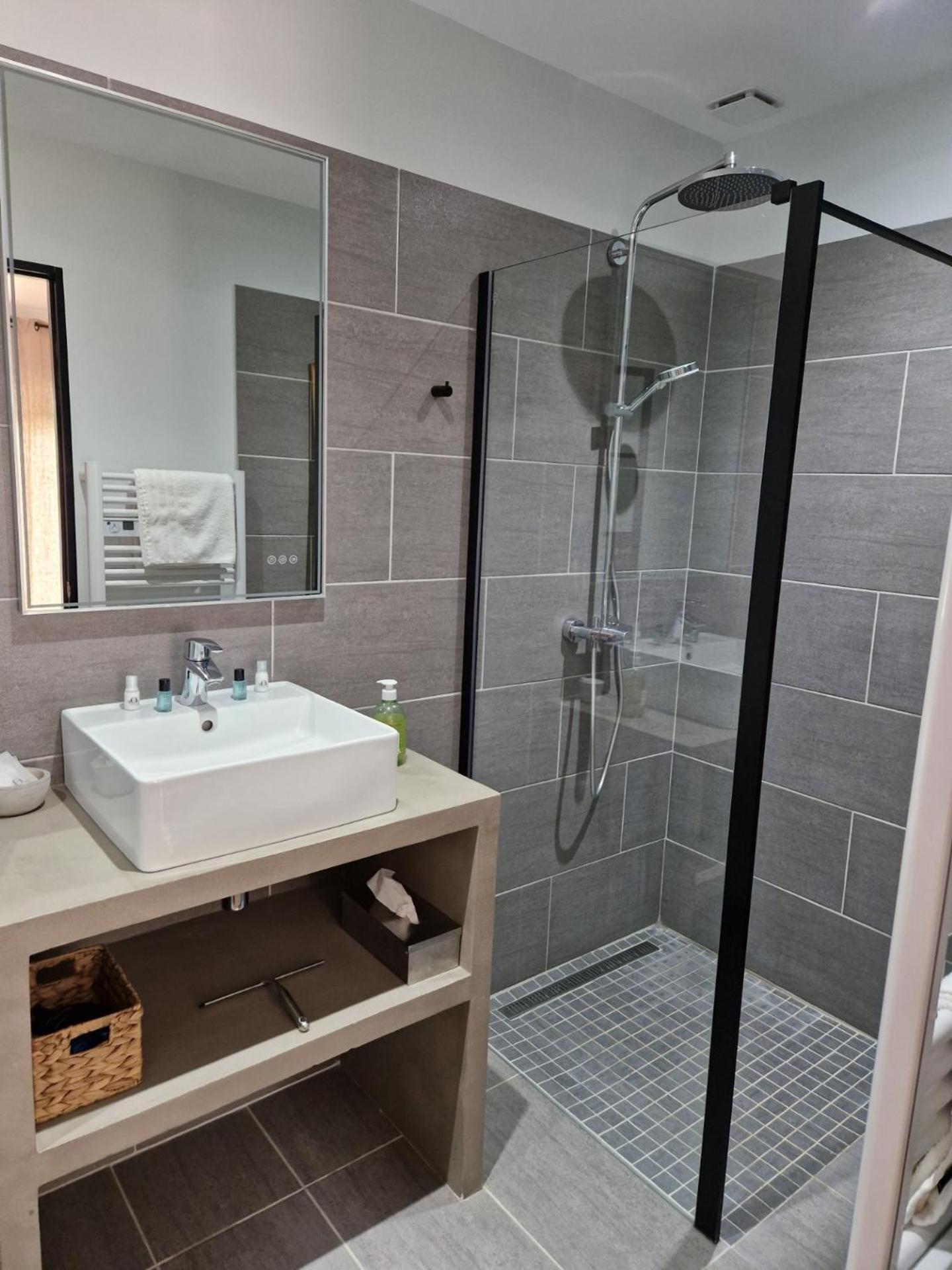 Deluxe Room,1614813884:JPEG
