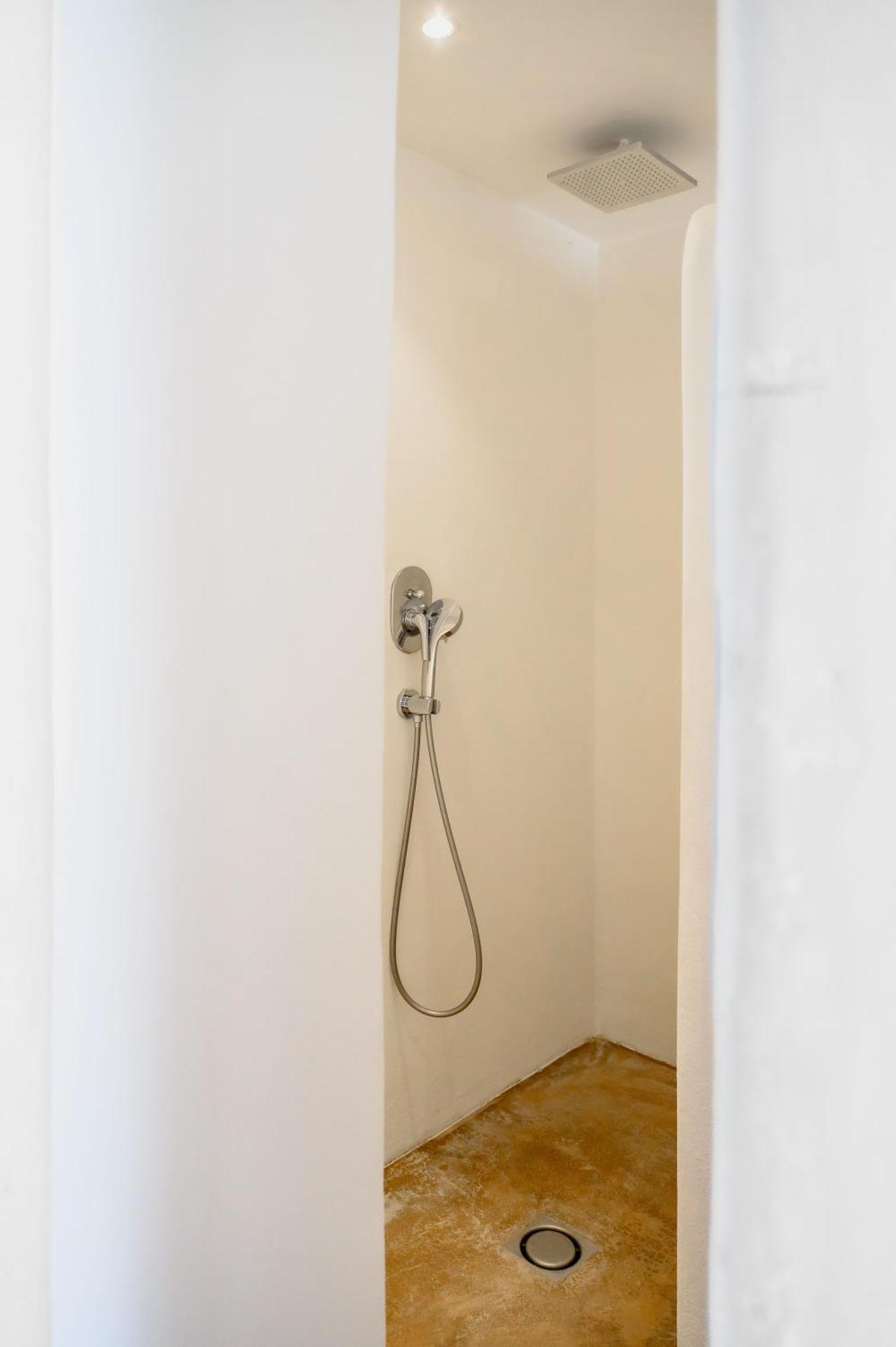 Superior Double Room Shower Lake view