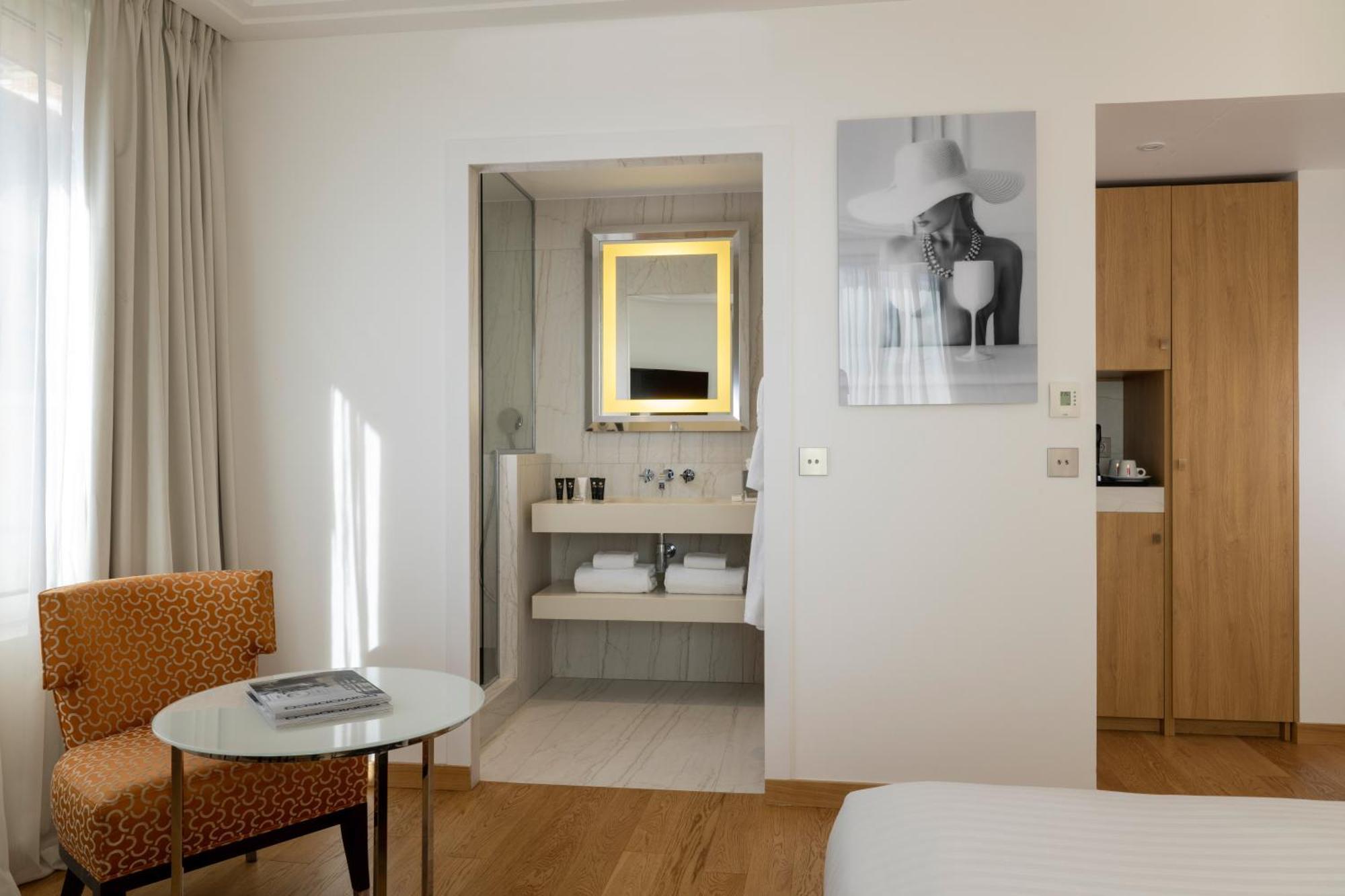 Executive Queen Room,1619757040:JPEG