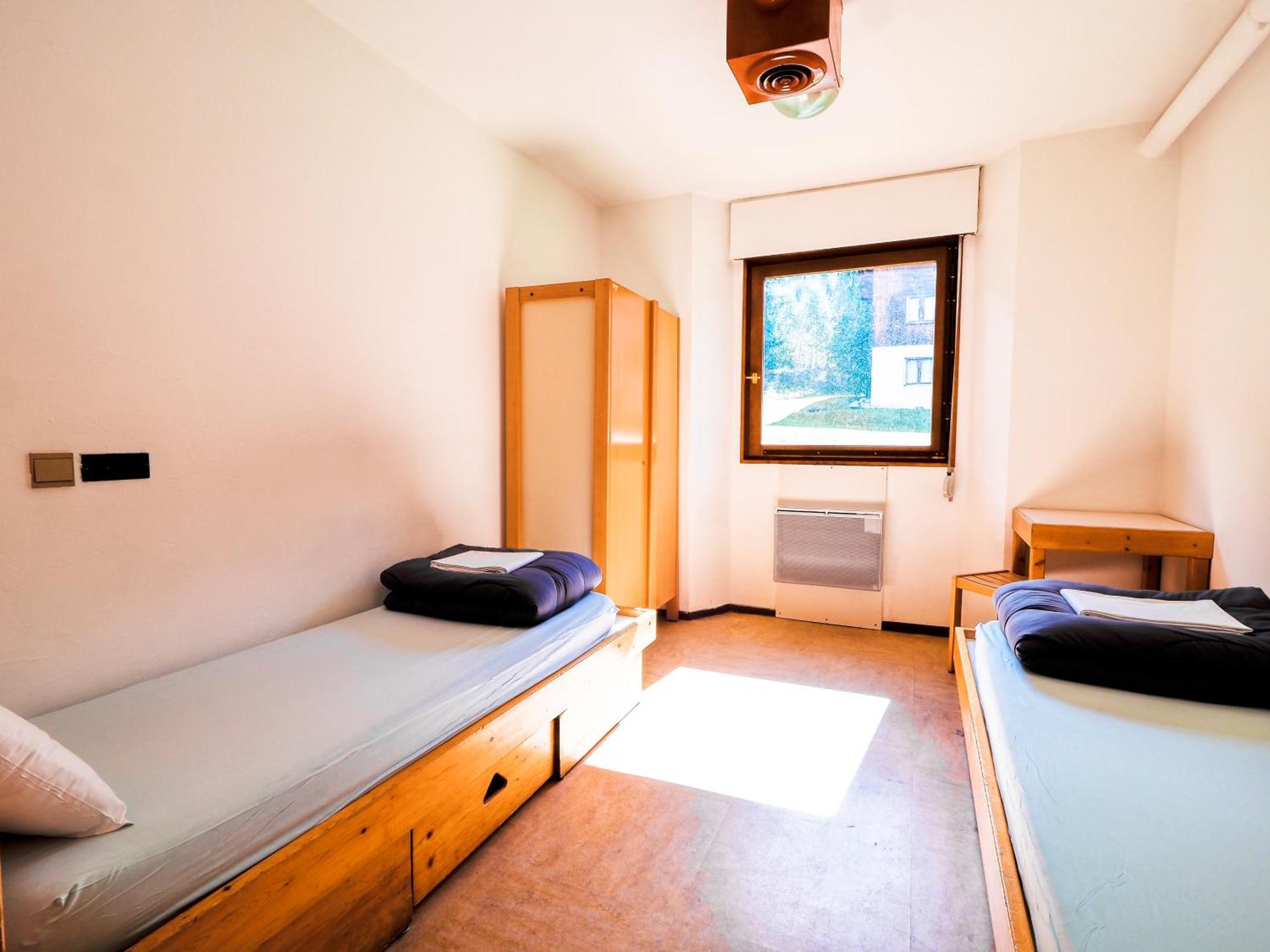 Twin Room Ensuite Shower – Shared Toilets