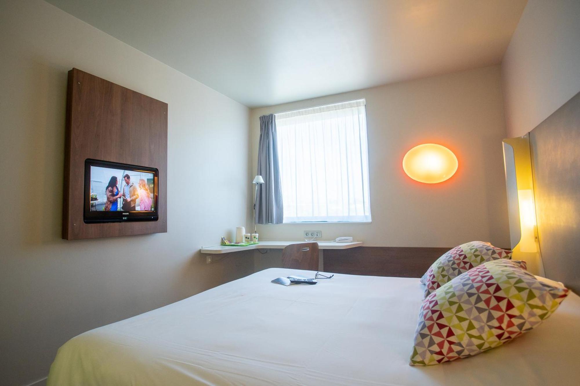 Standard Queen Room Three Single Beds