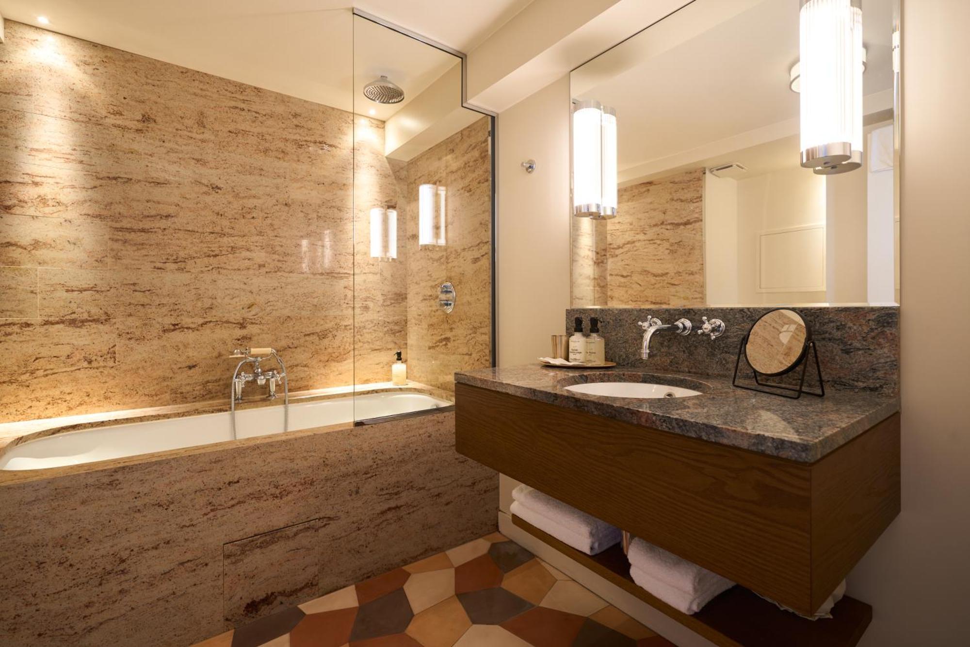 Double Room Signature