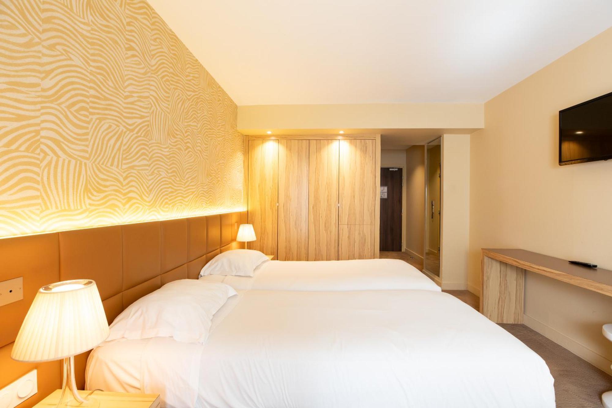 Comfort King Room One King Two Single Beds Private Patio