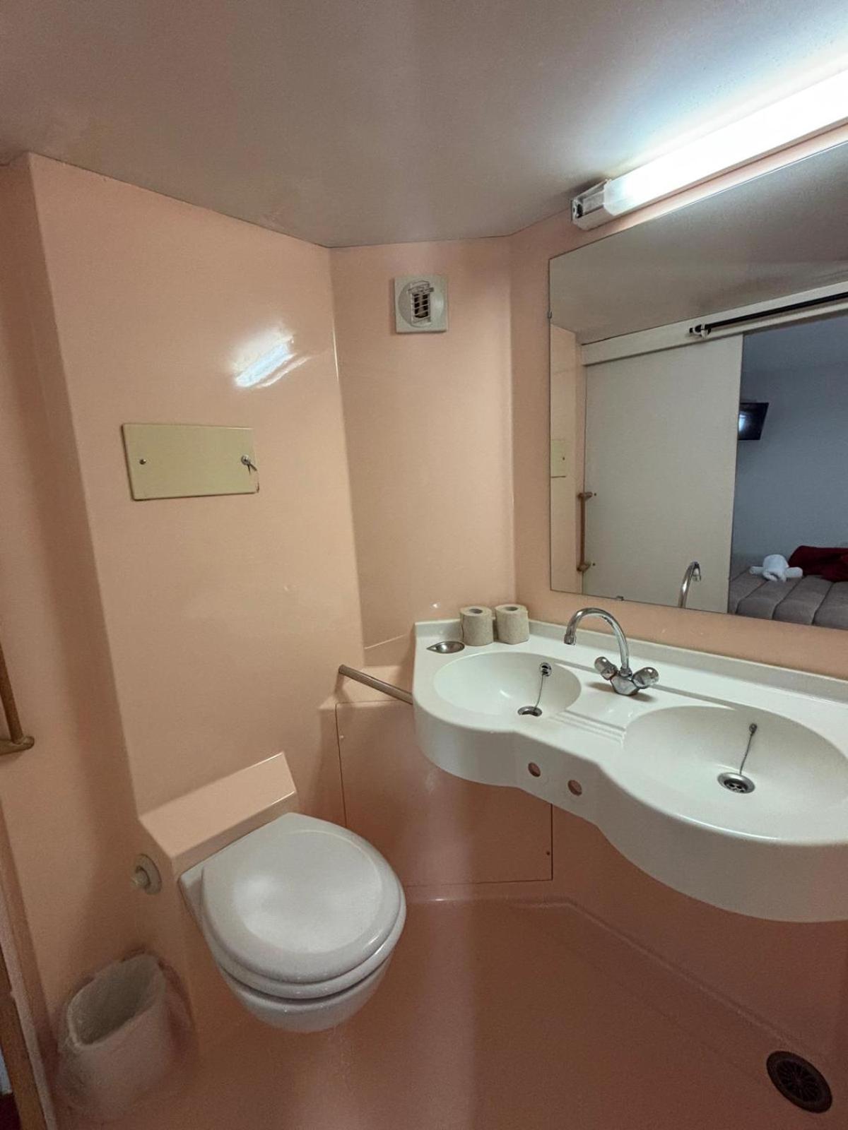 Chambre Triple (2 Lits Simples + 1 Ensemble de Lits Superposés)