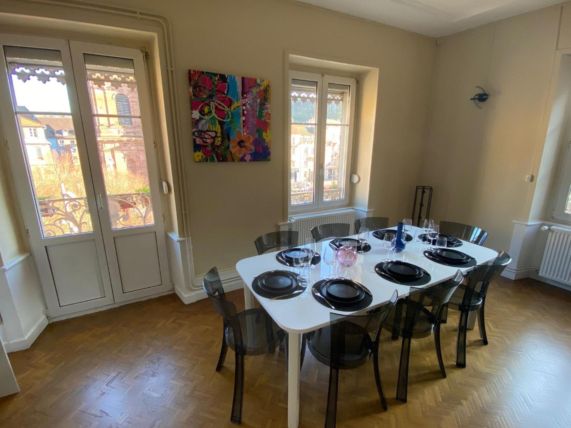 Apartamento de 4 dormitorios con balcón