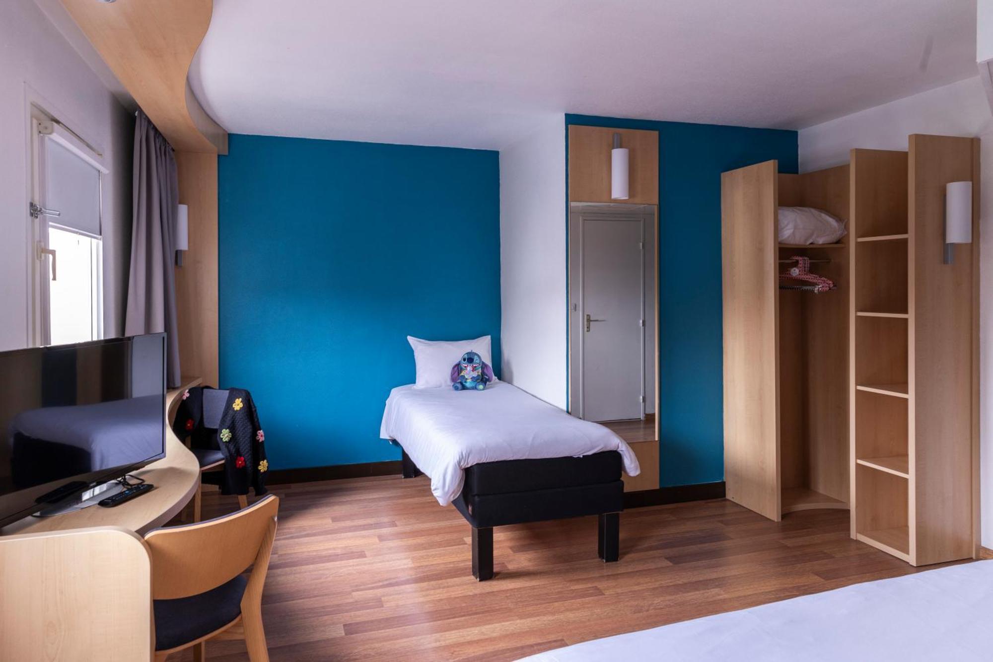 Standard Room with One Double Bed and One Single Bed,1704948453:JPEG