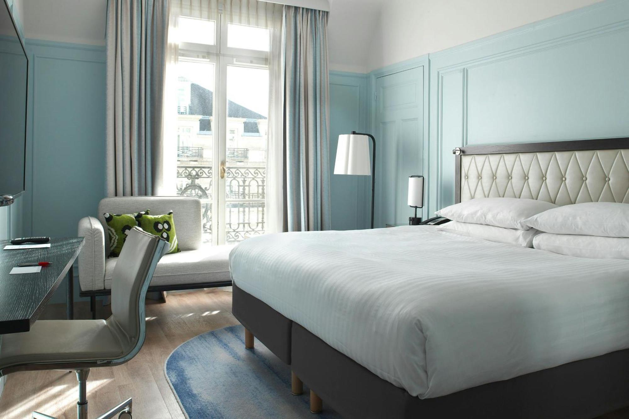 Deluxe room king size bed