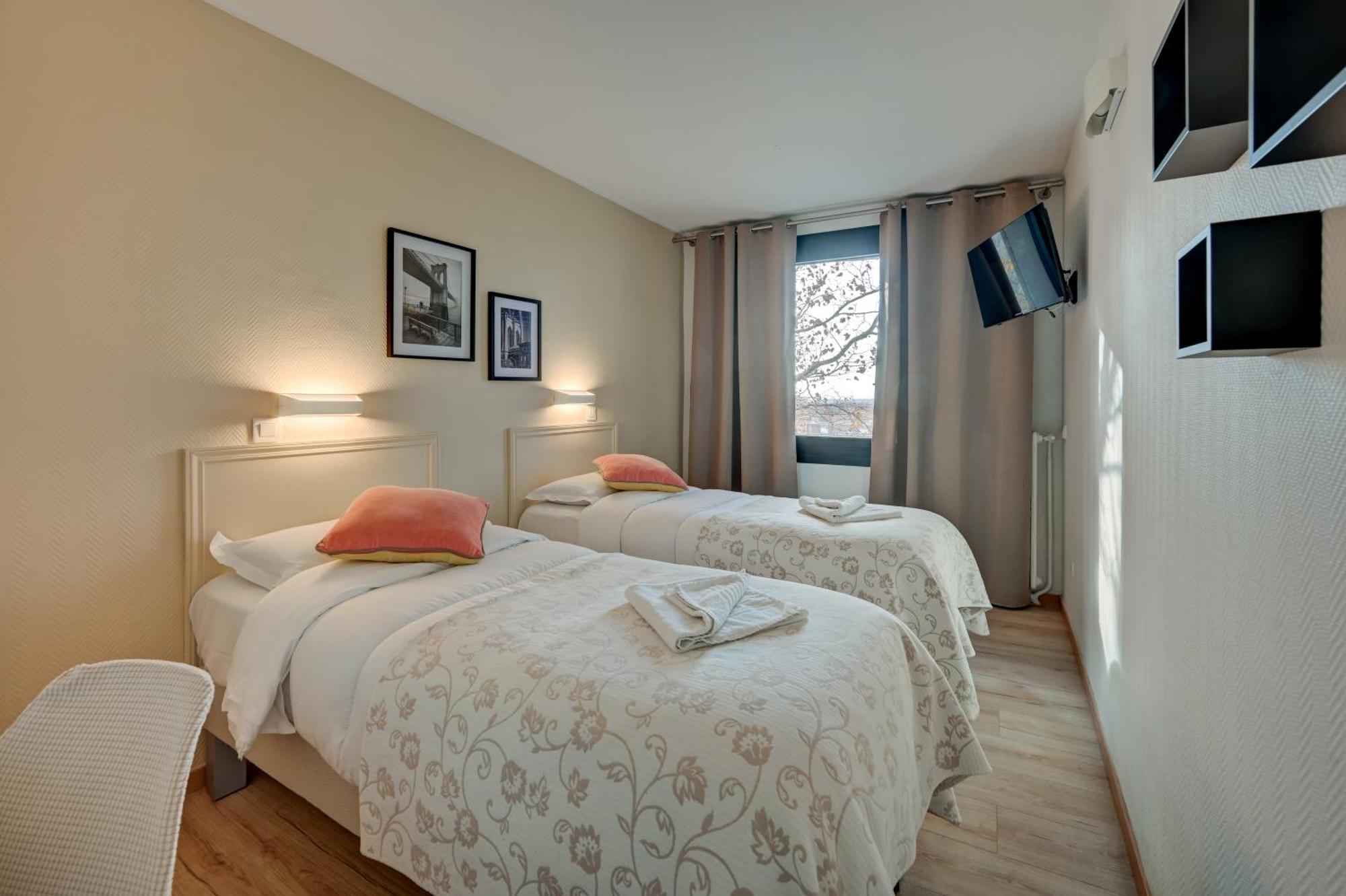 Twin Room,1632997466:JPEG