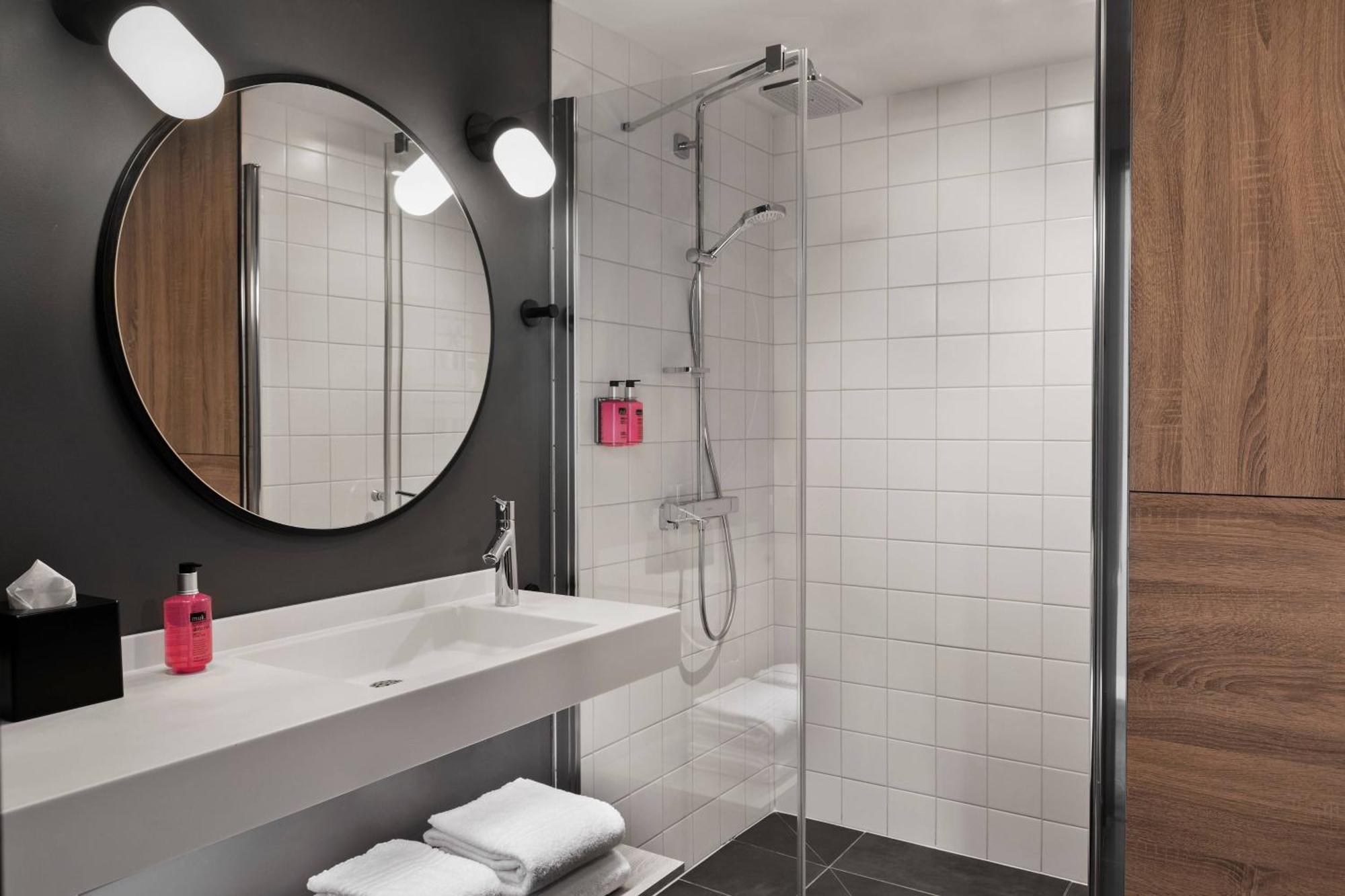 Moxy Biggy Larger Guest room 1 Queen