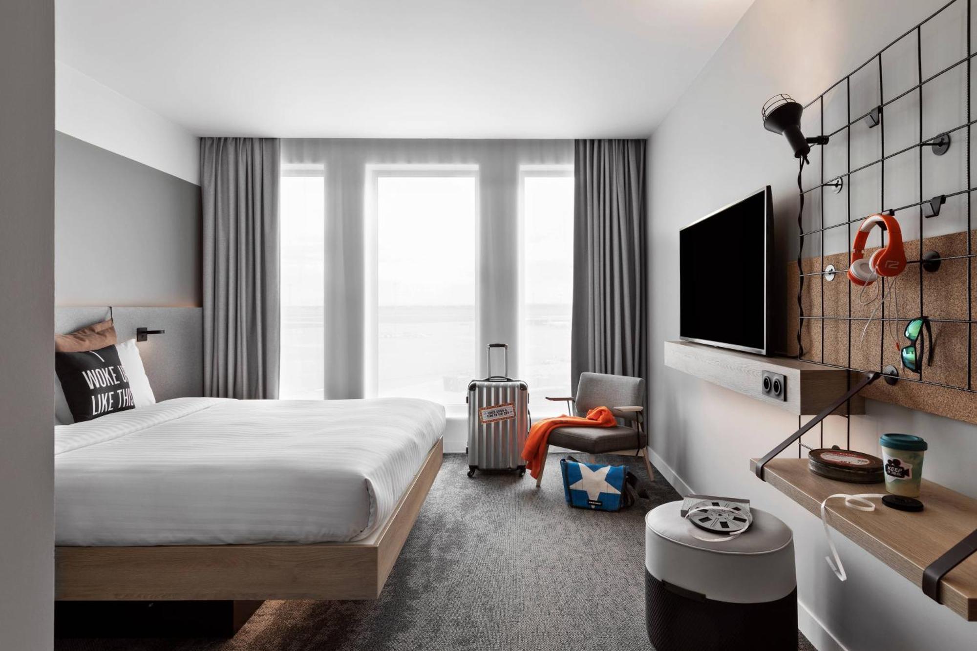 Moxy Queen Room Runway View