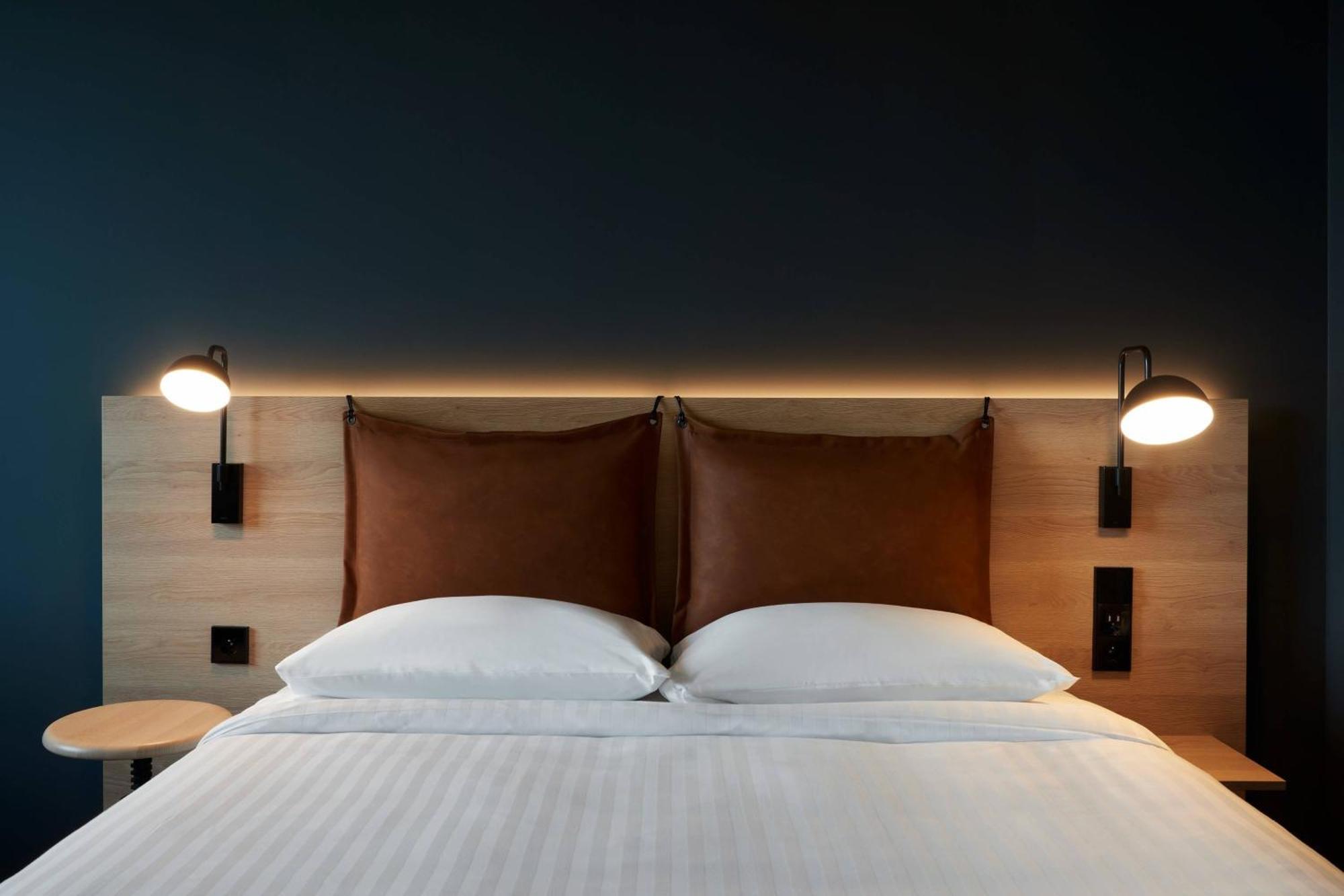 Moxy Extra Sleeper XL Queen Room with Sofa Bed