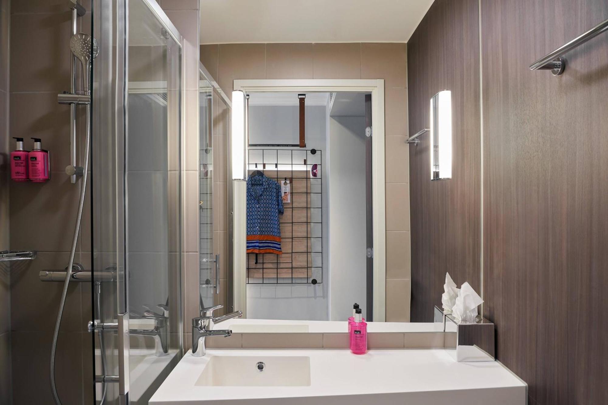 Moxy Queen Room