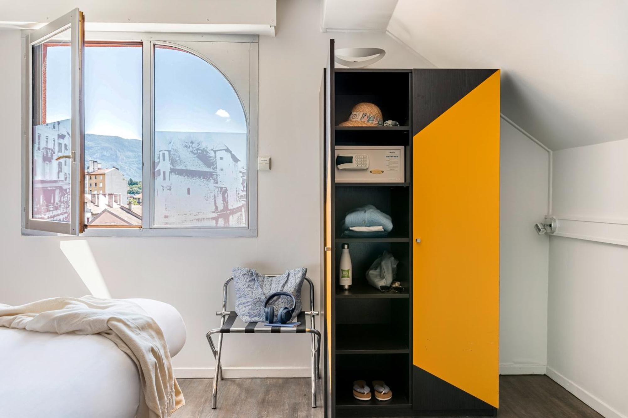 Two Adjacent Double Rooms (non communicating)