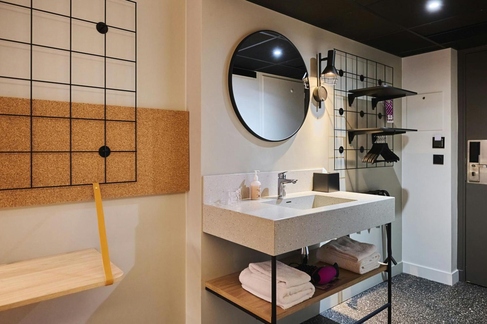 Dreibettzimmer mit 1 Queensize-Bett und Schlafsofas