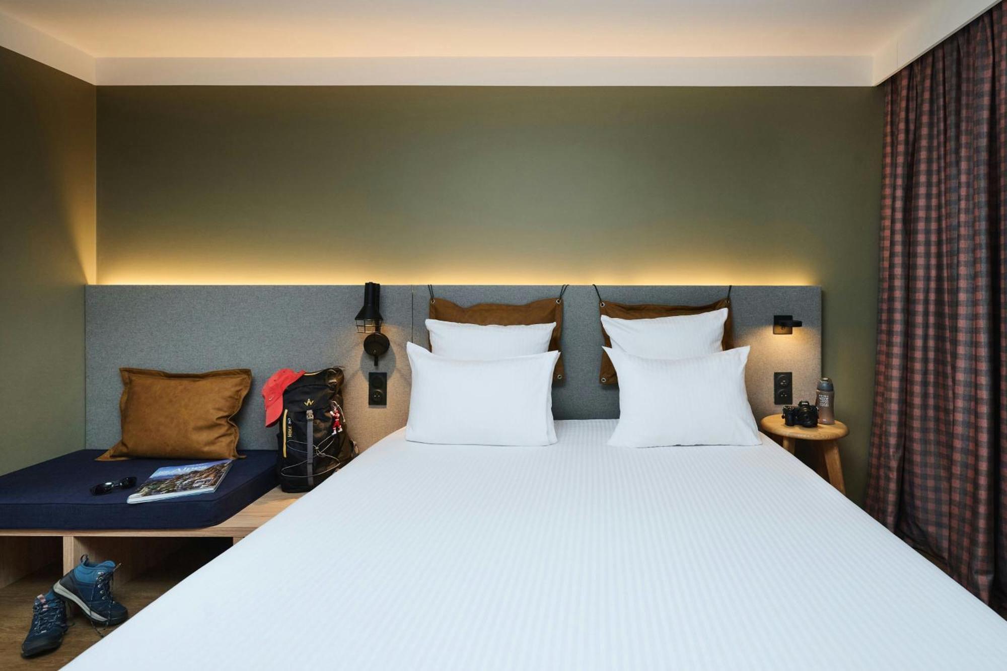 Zimmer mit Queensize-Bett und Balkon