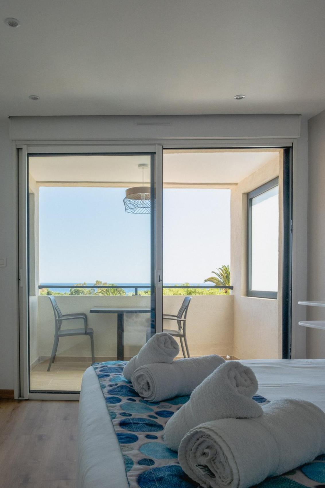 Doppelzimmer mit Balkon und Meerblick