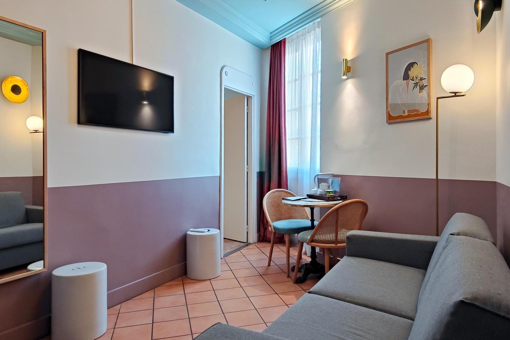 One-Bedroom Apartment Balcony,1651251308:JPEG