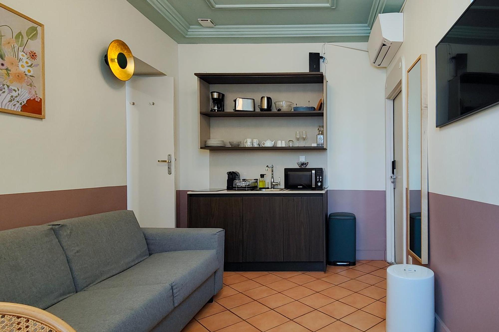 One-Bedroom Apartment Balcony Bath