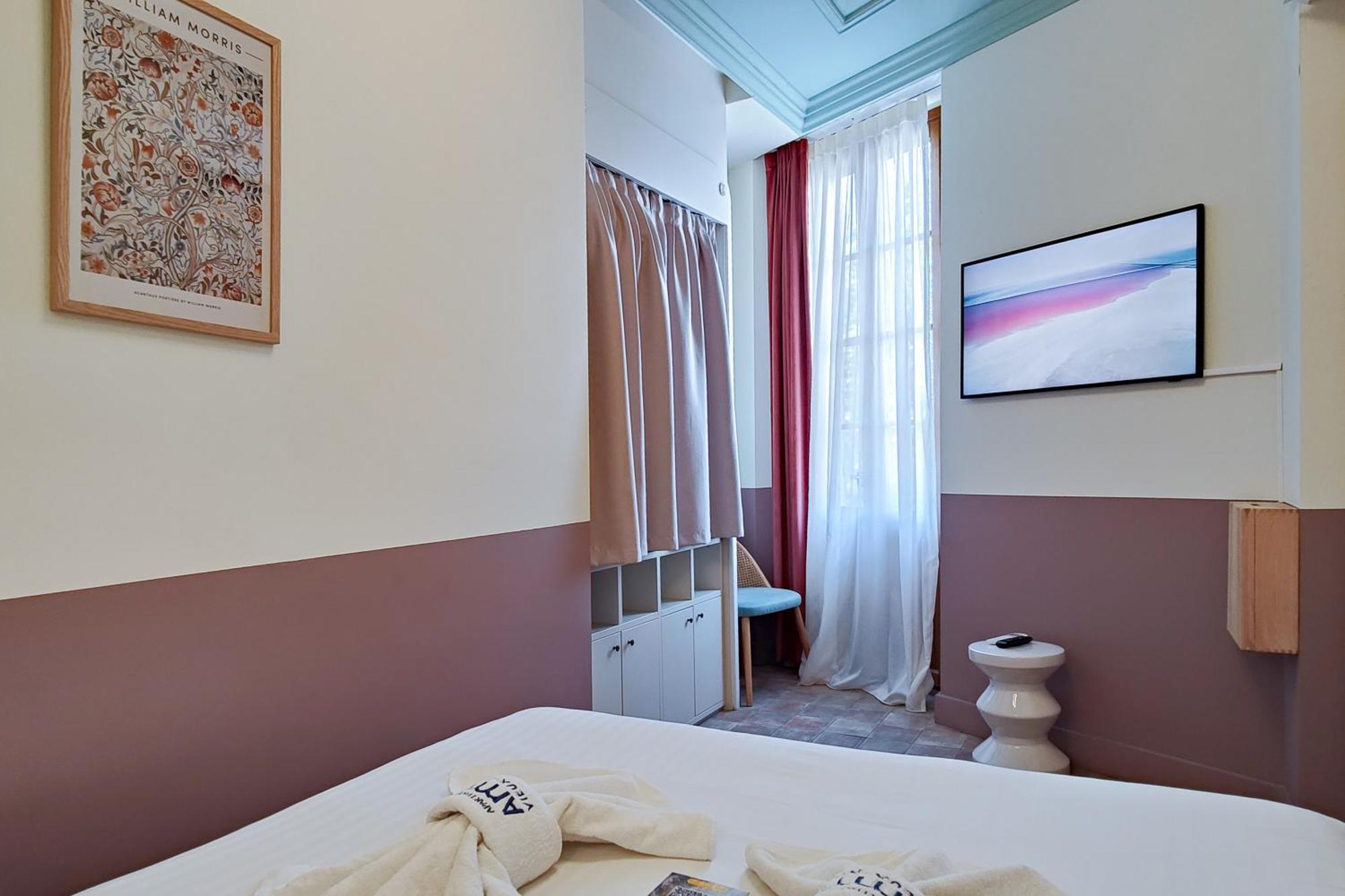 One-Bedroom Apartment Balcony Bath