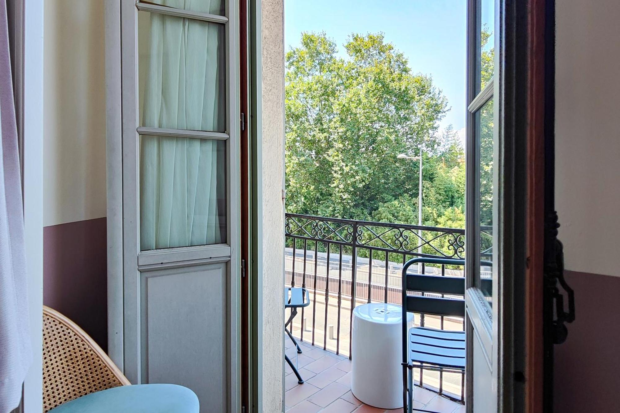One-Bedroom Apartment Balcony Bath
