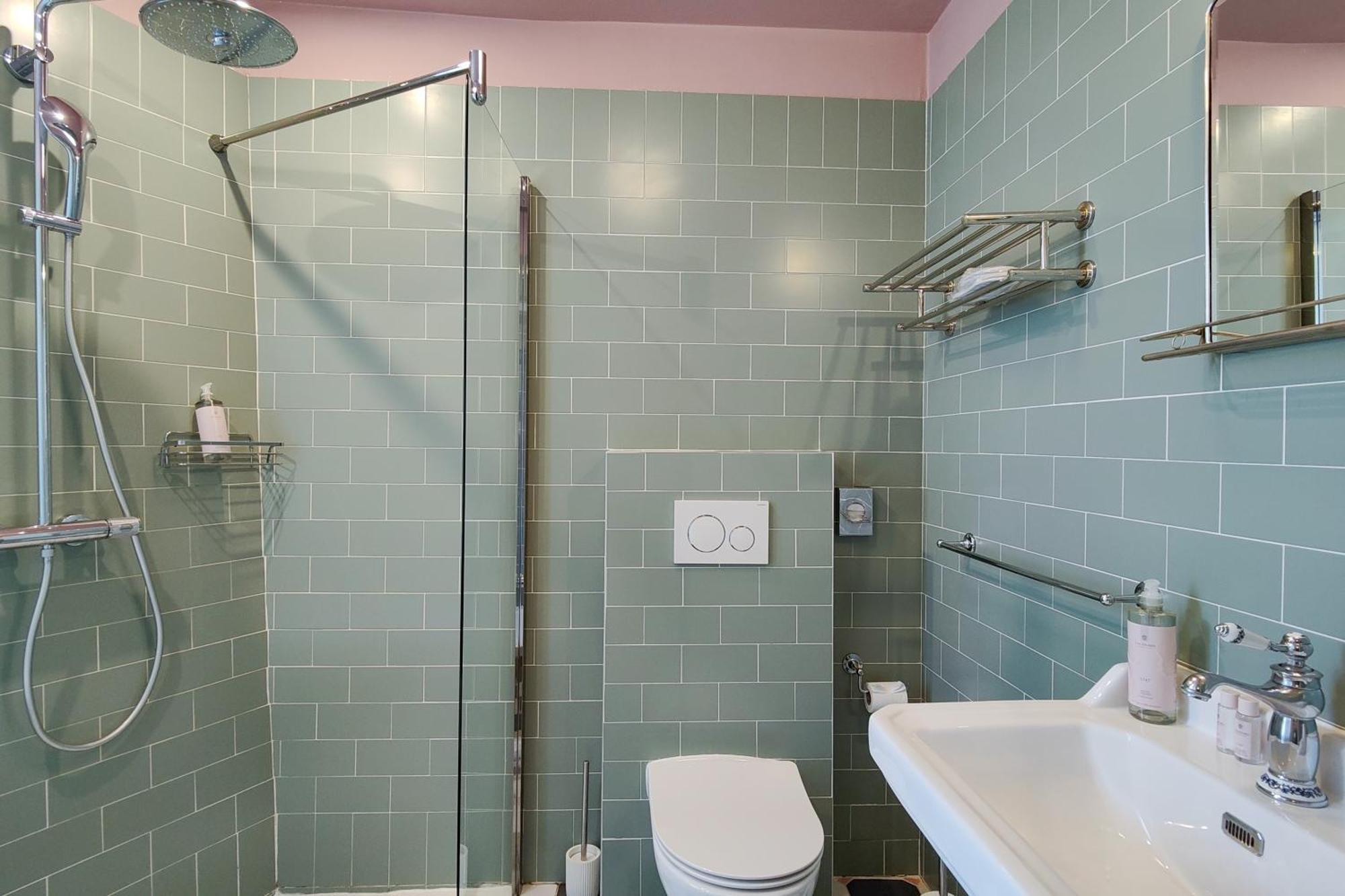 One-Bedroom Apartment Balcony Bath
