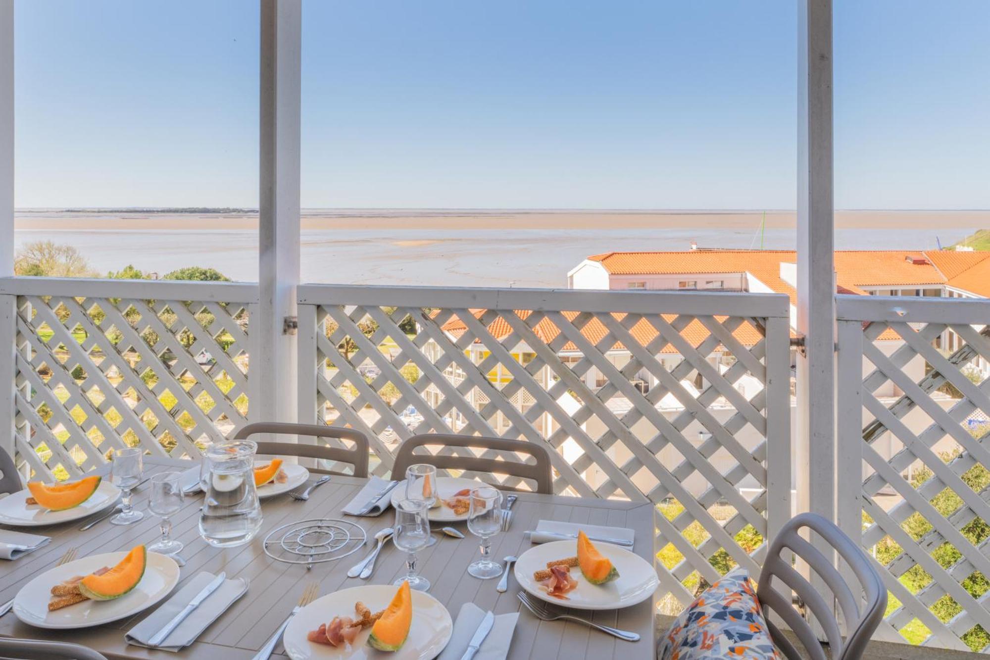 3-Room Apartment Sea or Swimming Pool Side